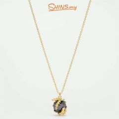 Les Néréides Necklace Black Faceted Glass and Patchouli Flower NOTES DE COEUR [LNAQNC305/1]